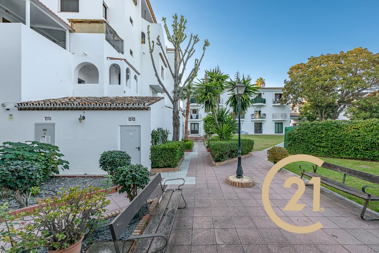 Oportunidad única en Hacienda Beach – Estepona, Málaga
¿Buscas tu primer hogar junto al mar o una inversión segura en l