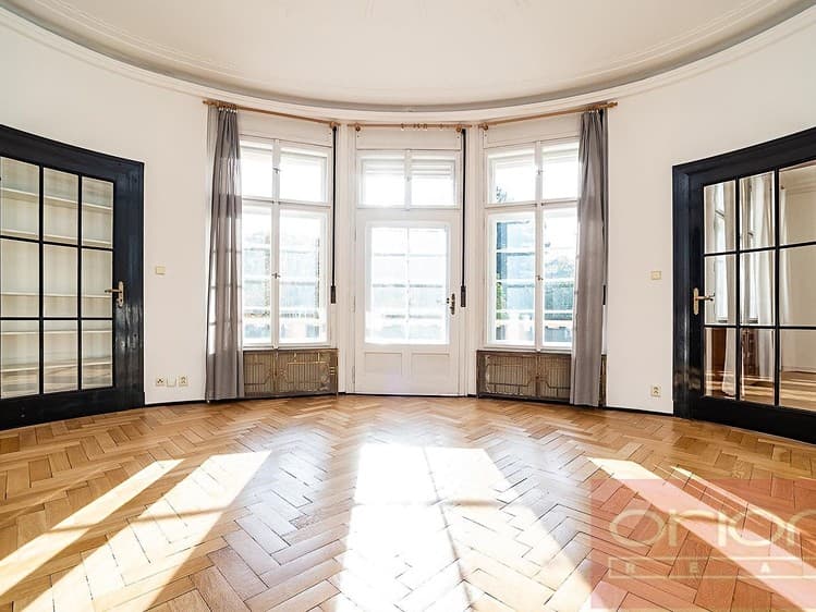 Pronájem bytu 6 pokojů a více 300 m²