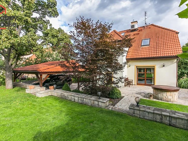 Pronájem rodinného domu 230 m², pozemek 1 010 m²