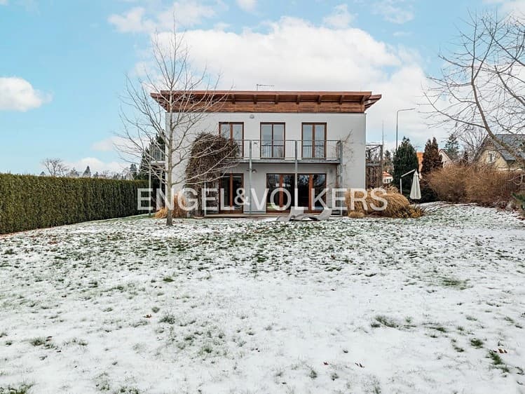 Prodej rodinného domu 383 m², pozemek 1 750 m²