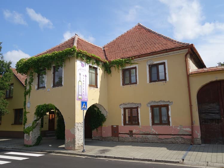 Prodej rodinného domu 300 m², pozemek 902 m²
