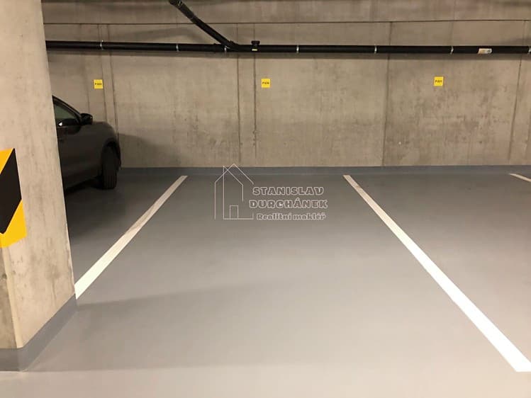 Pronájem garážového stání 17 m²
