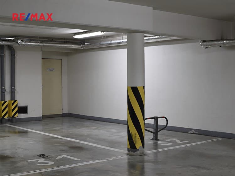 Pronájem garážového stání 15 m²