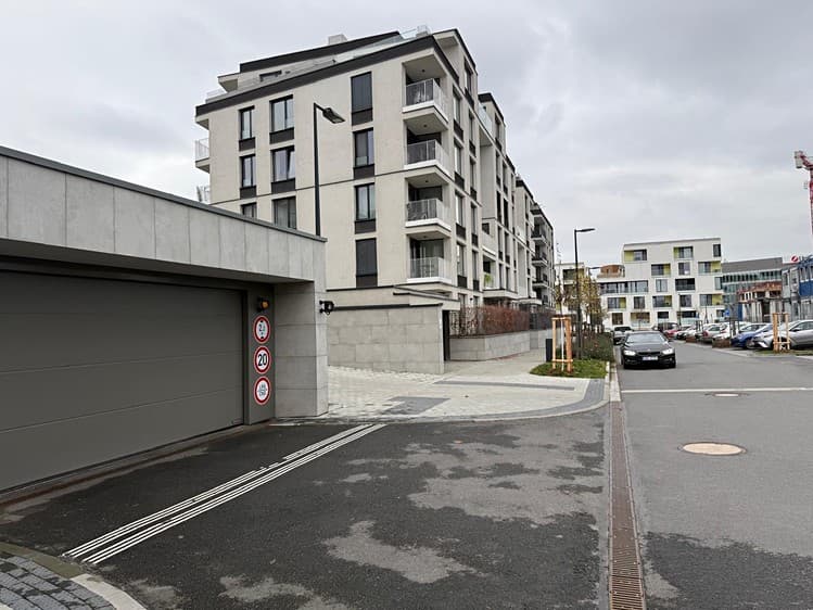 Pronájem garážového stání 16 m²