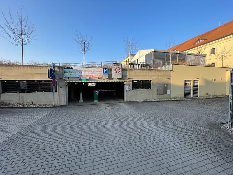Pronájem garážového stání 15 m²
