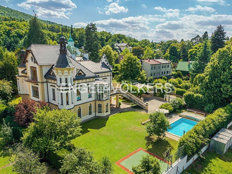 Prodej rodinného domu 581 m², pozemek 2 105 m²