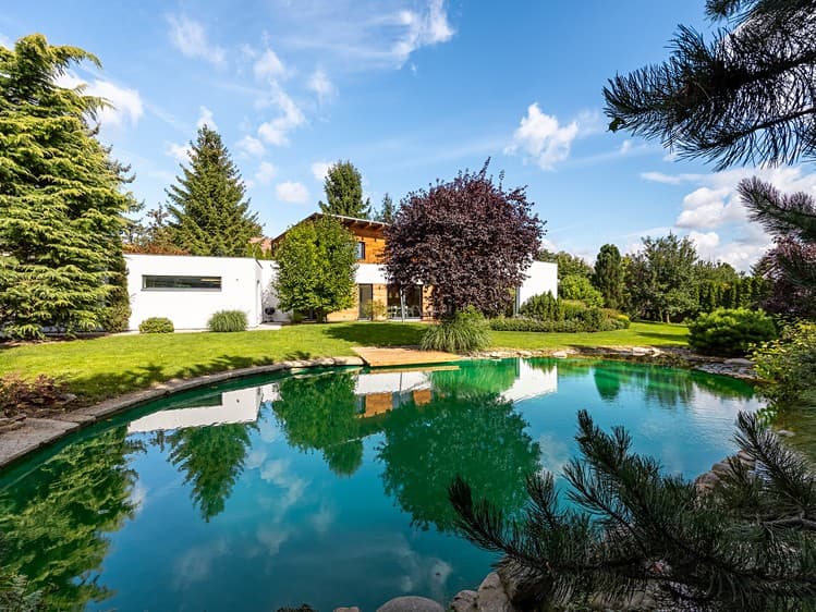 Prodej rodinného domu 374 m², pozemek 1 736 m²