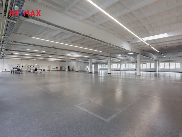 Pronájem výrobní haly, prostoru 1 300 m²