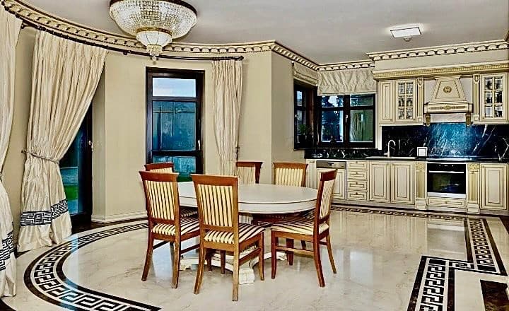 Pronájem rodinného domu 350 m², pozemek 650 m²