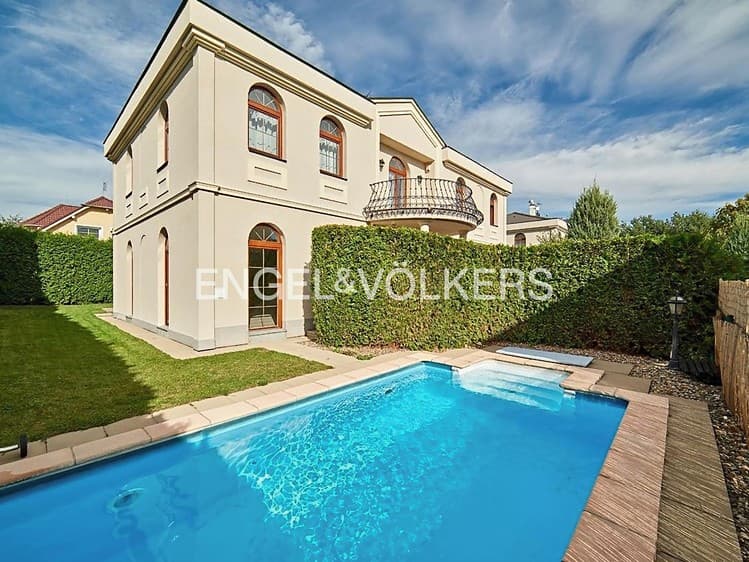 Pronájem vily 243 m², pozemek 718 m²
