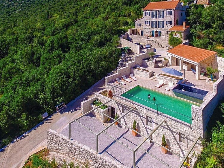 Prodej vily 330 m², pozemek 900 m²