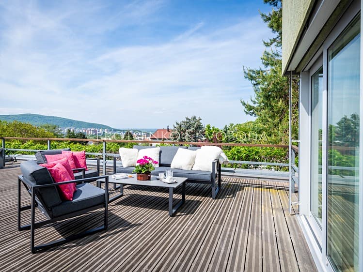 Prodej rodinného domu 490 m², pozemek 874 m²