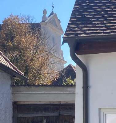 Streckhof in Retz (Unternalb) direkt gegenüber der romanischen Kirche - 6 Zimmer, Röhrenkeller, Fernwärme, 2 Wohneinheiten möglich