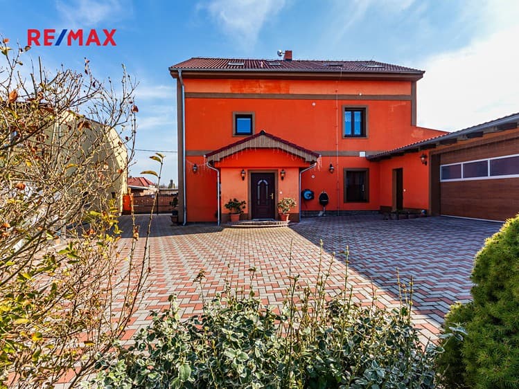 Prodej rodinného domu 309 m², pozemek 854 m²