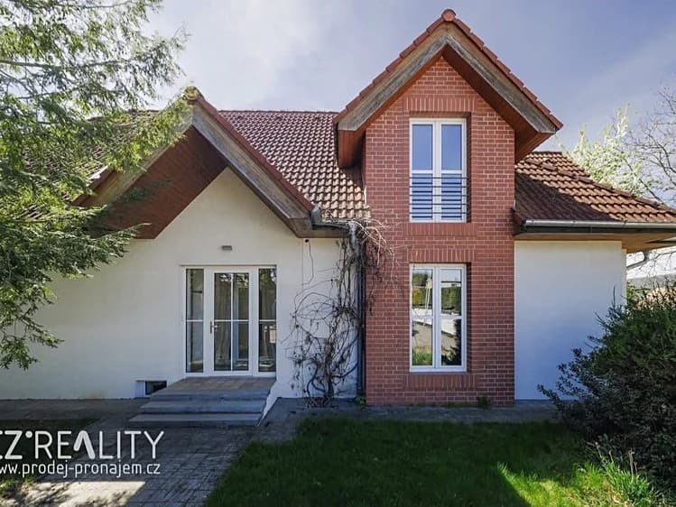 Prodej vily 300 m², pozemek 1 300 m²