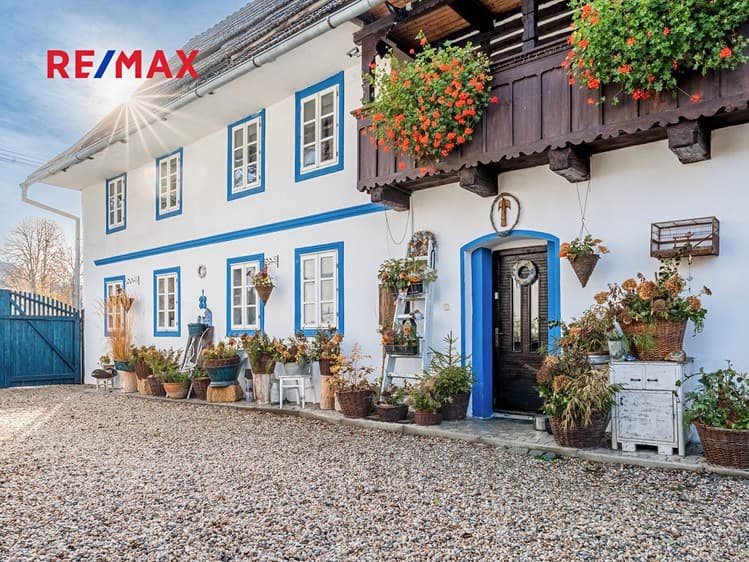 Prodej rodinného domu 320 m², pozemek 2 299 m²