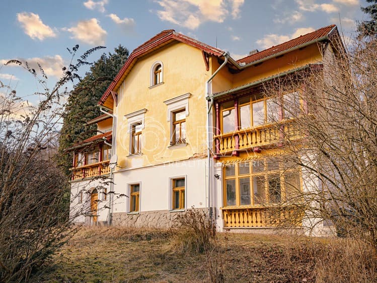 Prodej rodinného domu 324 m², pozemek 4 380 m²