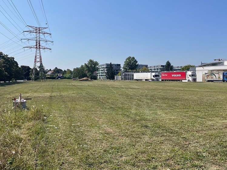 Prodej komerčního pozemku 8 990 m²