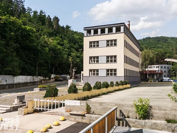 Prodej komerční nemovitosti 2 380 m²