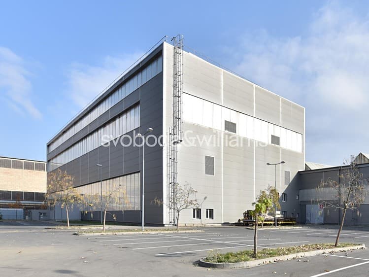Pronájem výrobní haly, prostoru 1 980 m²