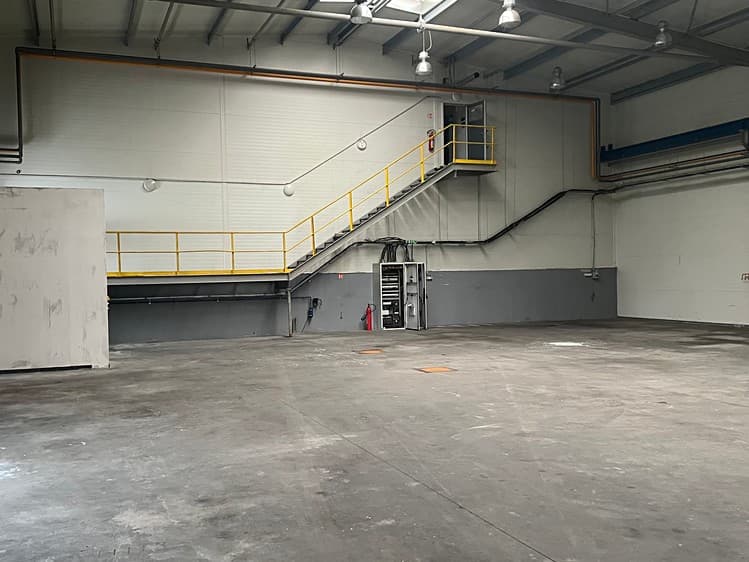 Pronájem výrobní haly, prostoru 324 m²