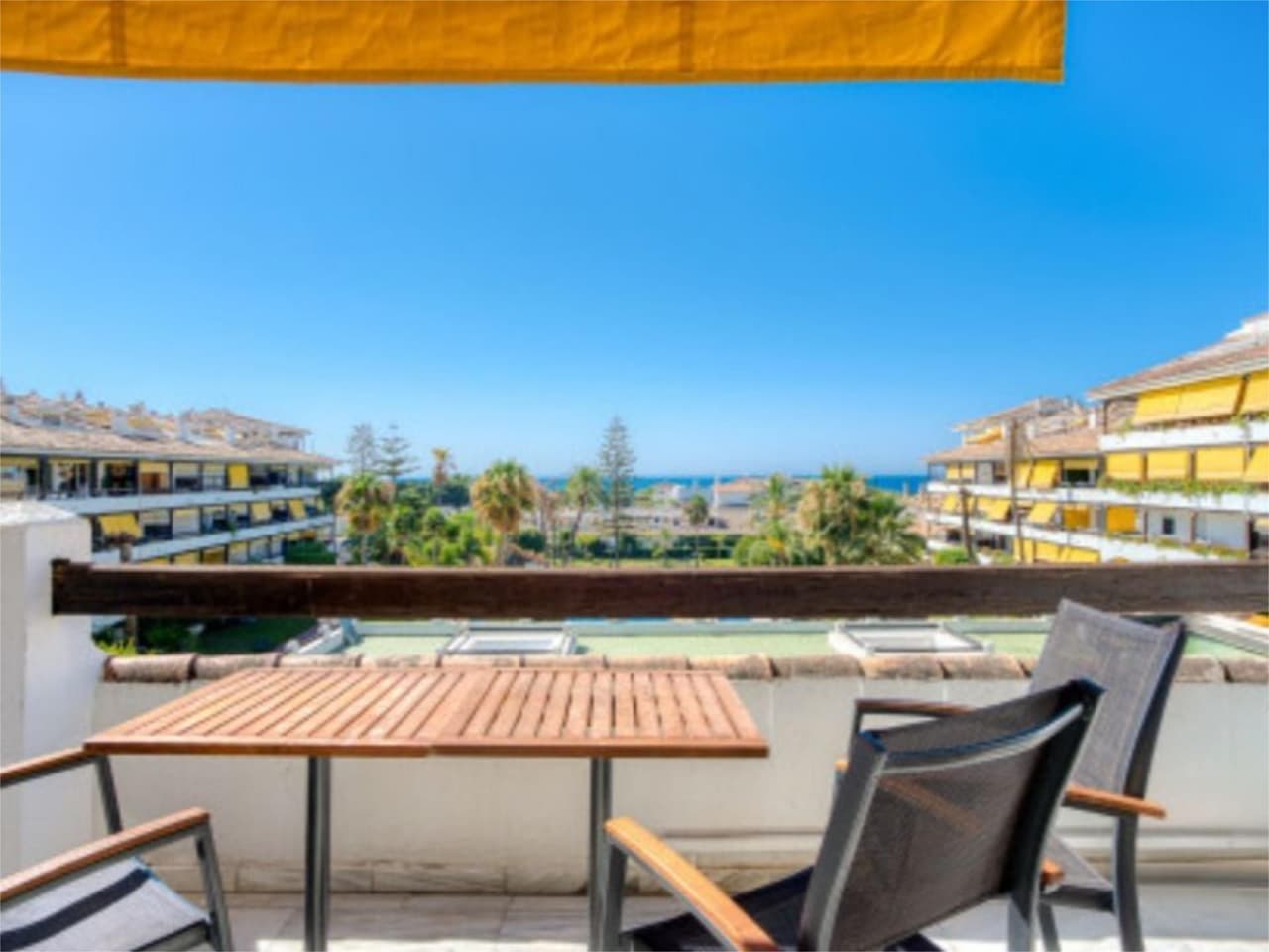 Ático dúplex abuhardillado con vistas frontales al mar en la Milla de Oro – Urbanización La Carolina, Marbella
ABSTENER