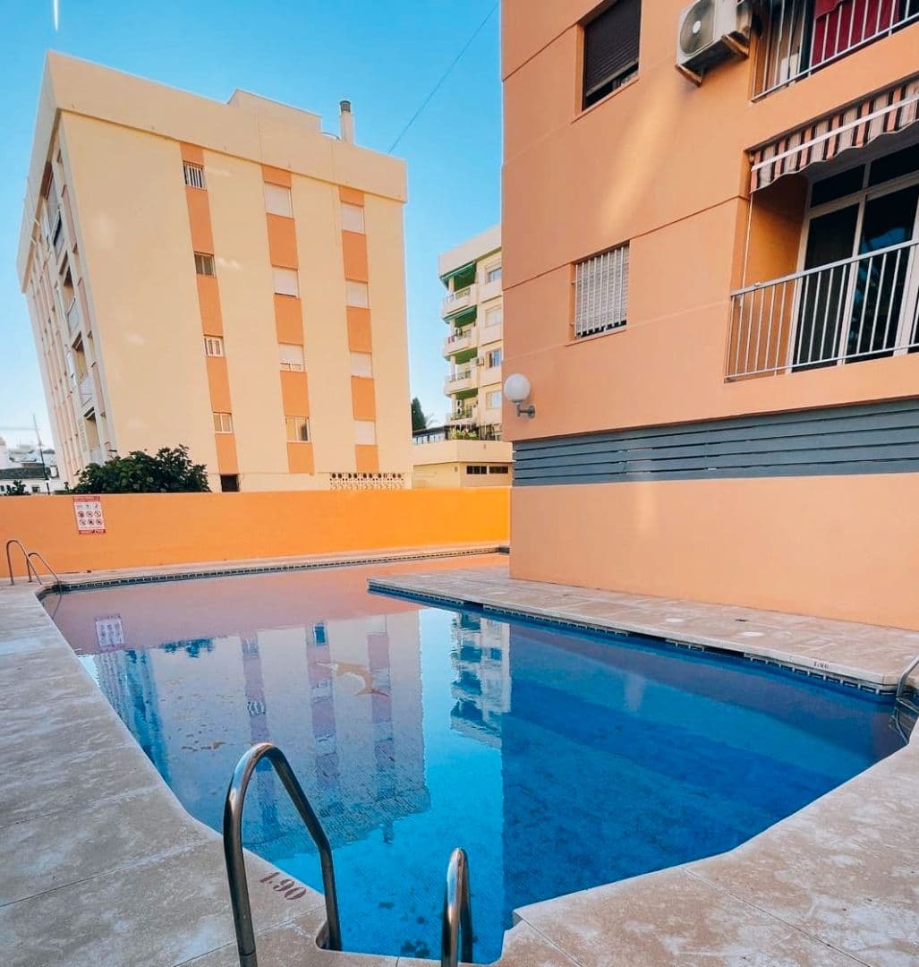 ¡Fantástico piso en pleno centro de Fuengirola, zona Recinto Ferial! 🌟🏠Tiene 90 m² construidos y 74 m² útiles 🛏️ Cons