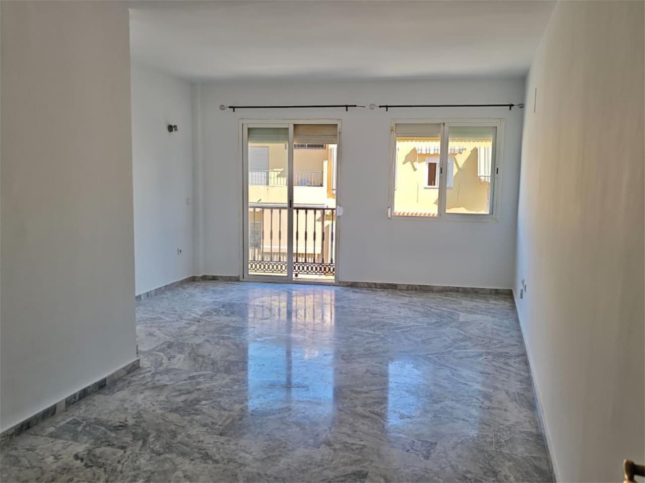 VIVIENDA EXCLUSIVA DE 3 DORMITORIOS PLAZA DE GARAJE
Orientación Suroeste – Las Lagunas (Fuengirola Mijas Costa)
Presen