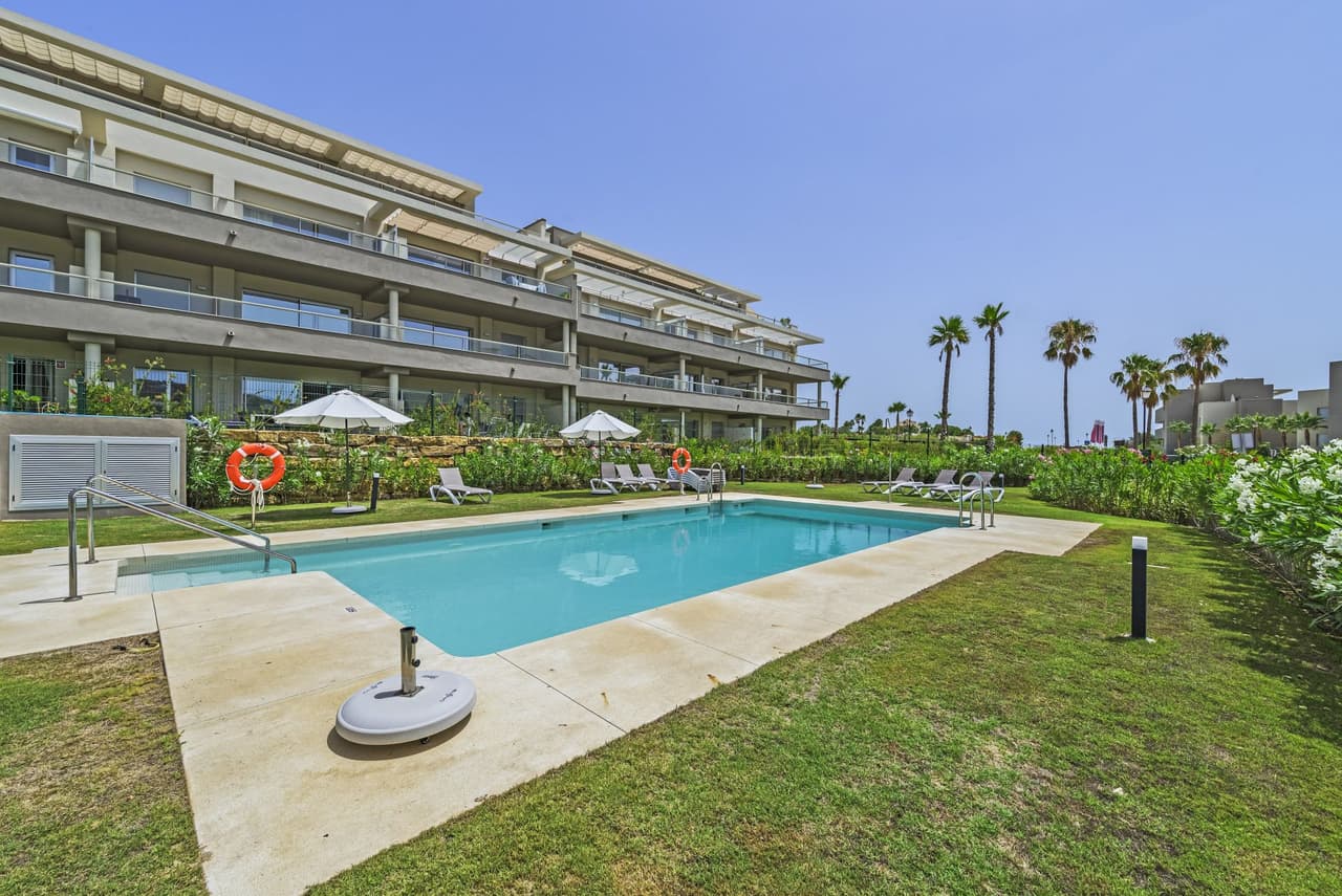 Este elegante apartamento de dos dormitorios se encuentra en el prestigioso La Cala Golf Resort, en Mijas Costa, Málaga.