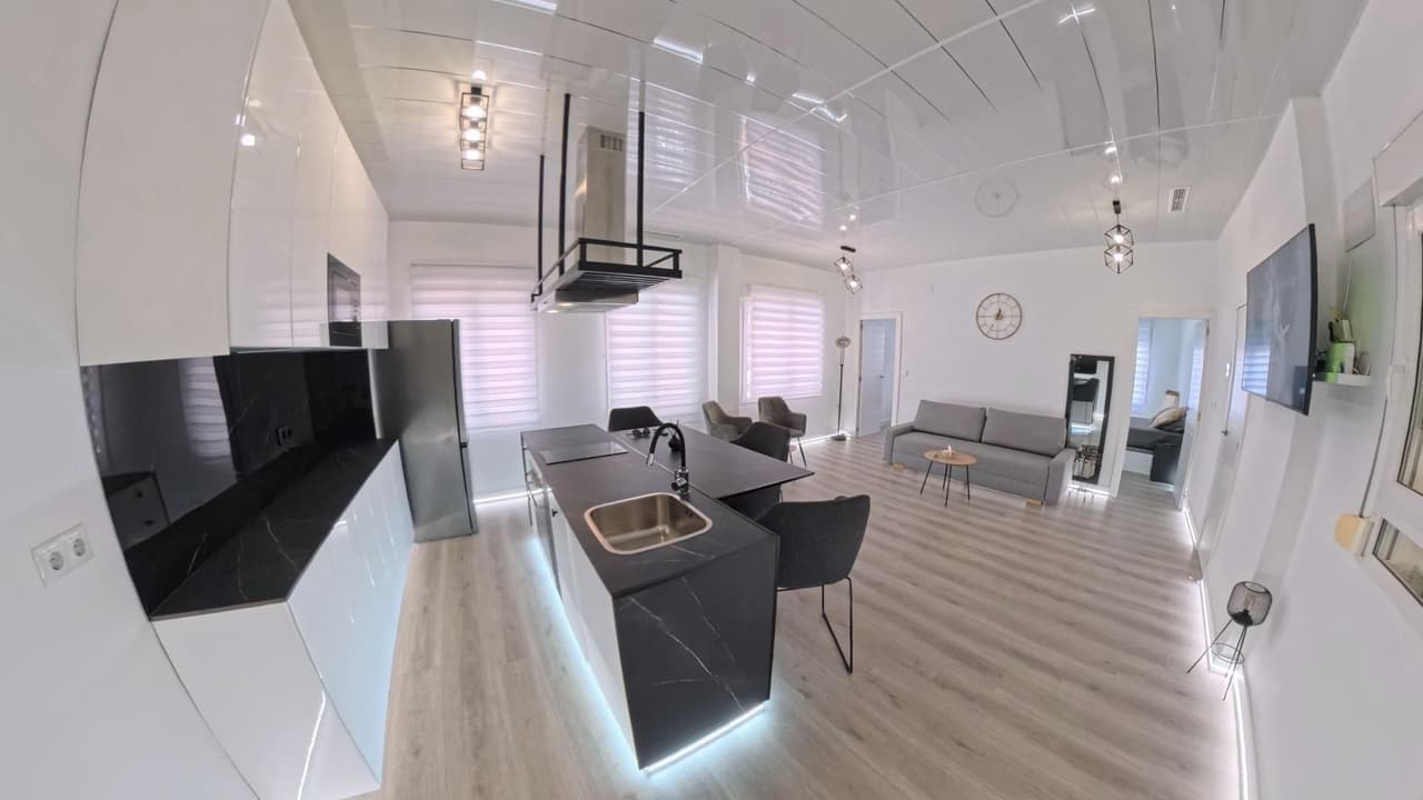 Descubre esta exclusiva vivienda totalmente reformada con acabados de alta calidad, situada en planta baja a solo 200 me