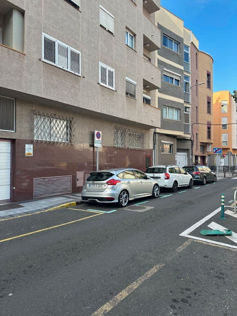 ¡Descubre tu nuevo hogar en Arenales! Este encantador piso en entreplanta, ubicado en la calle Carvajal, ofrece un espac