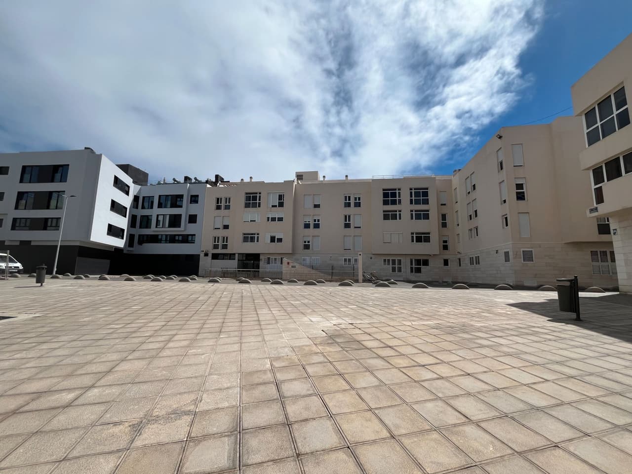 Descubre tu nuevo hogar a menos de 1 minuto del paseo de La Puntilla - Canteras. Este espectacular piso de 88 metros úti