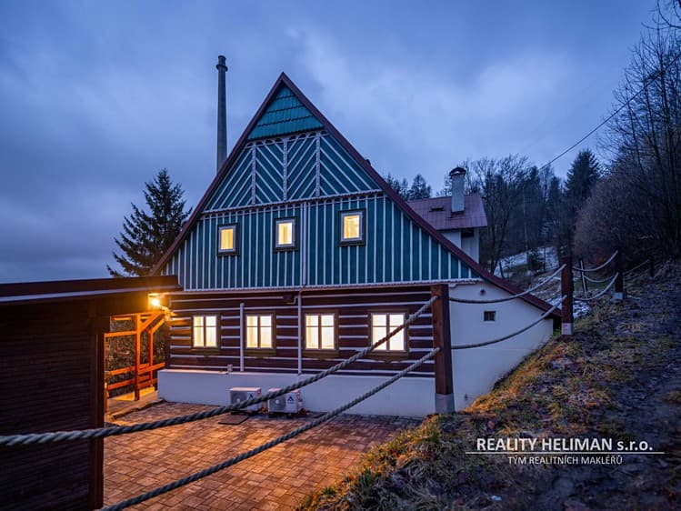 Prodej rodinného domu 250 m², pozemek 3 111 m²