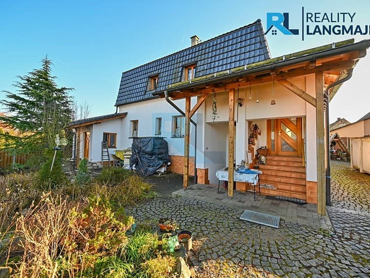 Prodej rodinného domu 225 m², pozemek 864 m²