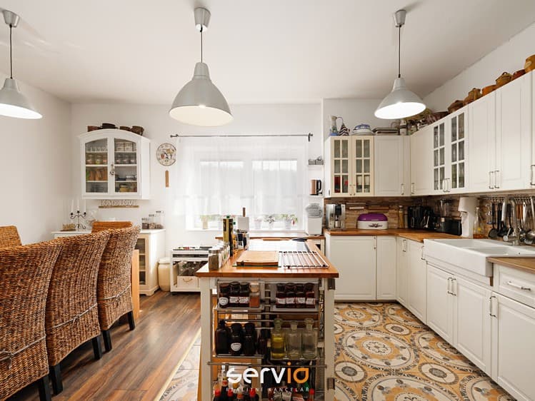 Prodej rodinného domu 221 m², pozemek 1 398 m²