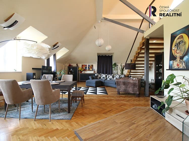 Prodej rodinného domu 705 m², pozemek 1 300 m²