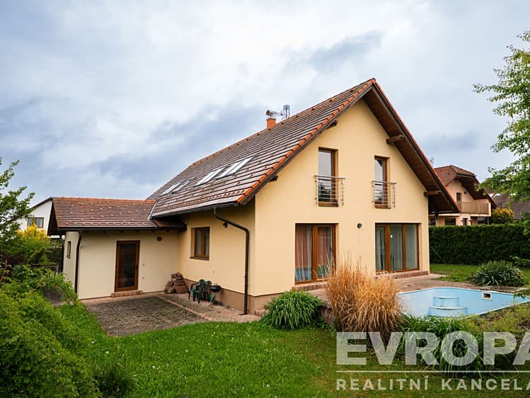 Prodej rodinného domu 303 m², pozemek 1 464 m²
