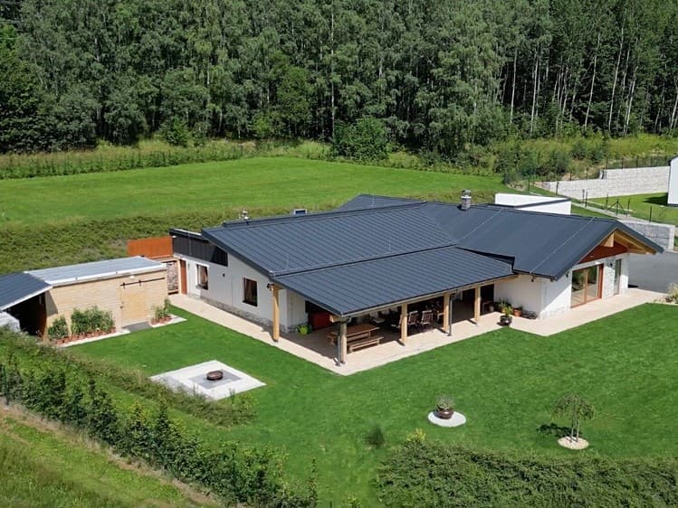 Prodej rodinného domu 318 m², pozemek 2 303 m²