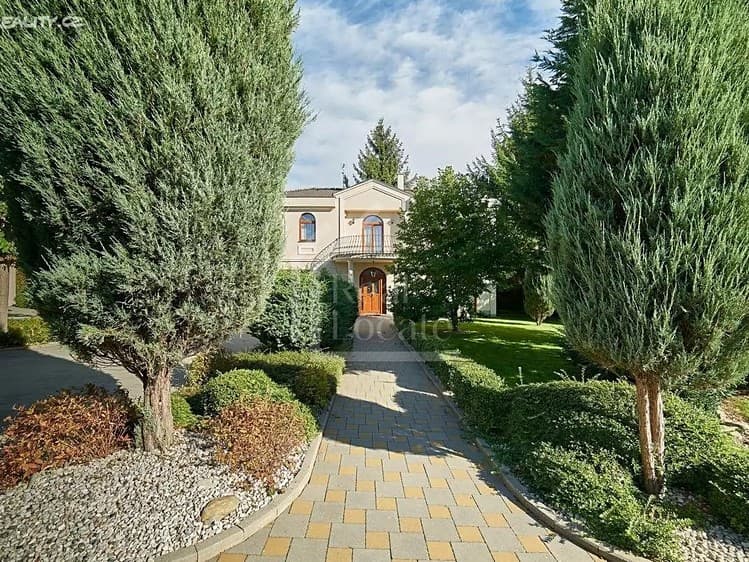 Pronájem vily 255 m², pozemek 780 m²