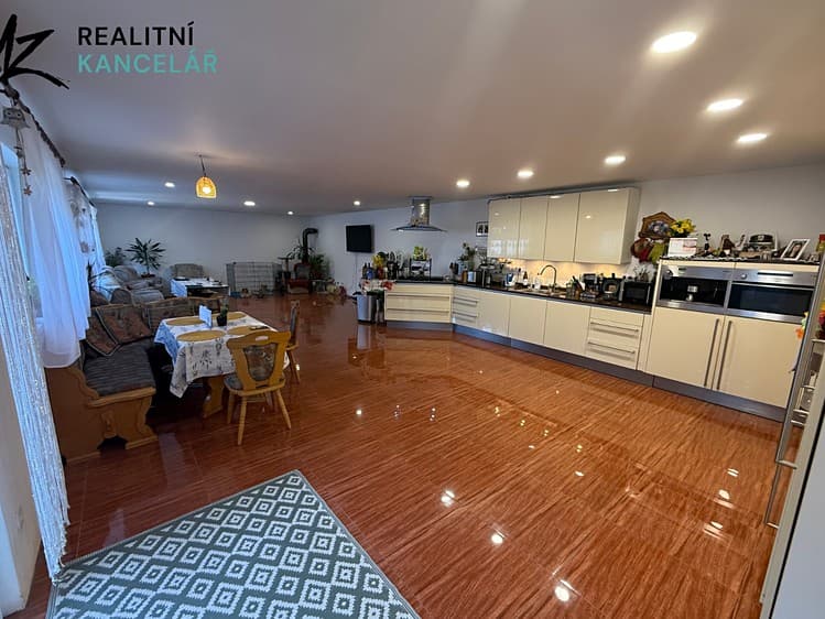 Pronájem rodinného domu 260 m², pozemek 502 m²