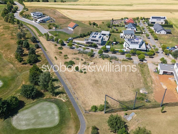 Prodej stavebního pozemku 2 761 m²