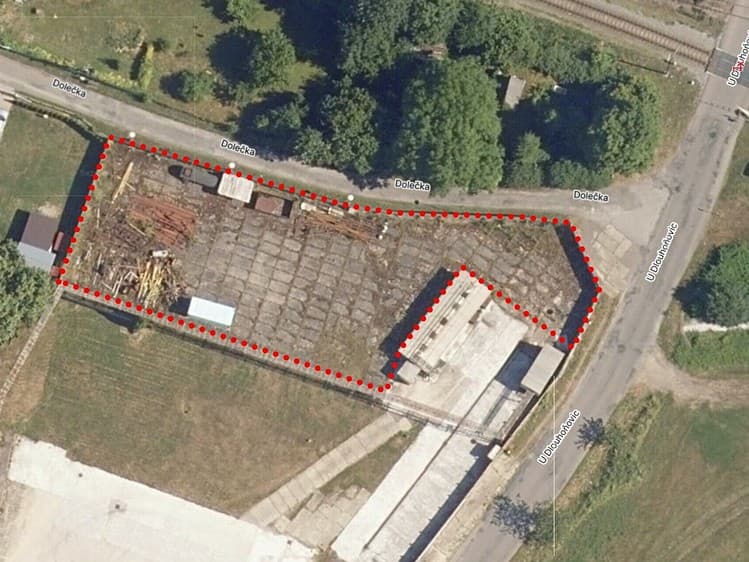 Pronájem komerčního pozemku 1 300 m²