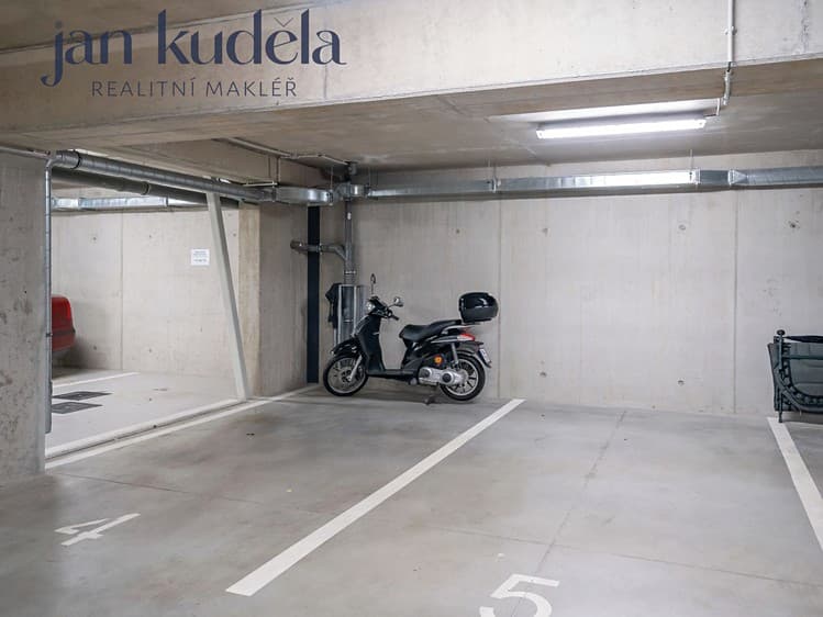 Pronájem garážového stání 18 m²