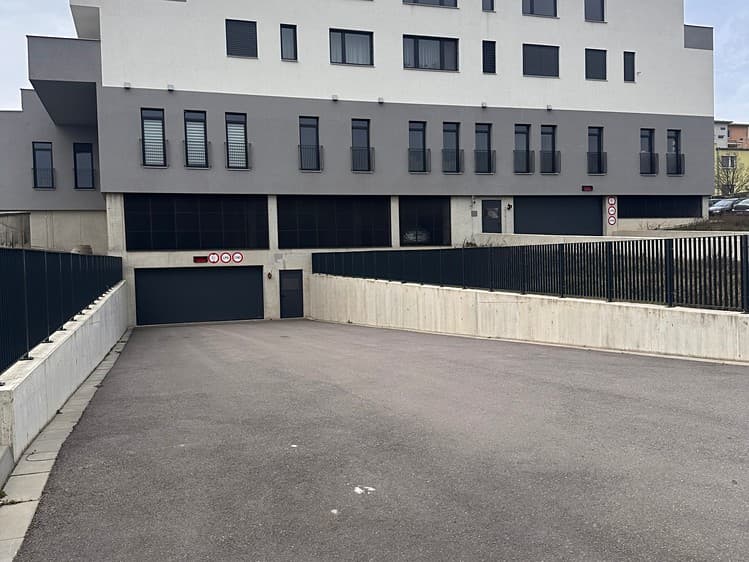 Pronájem garážového stání 17 m²
