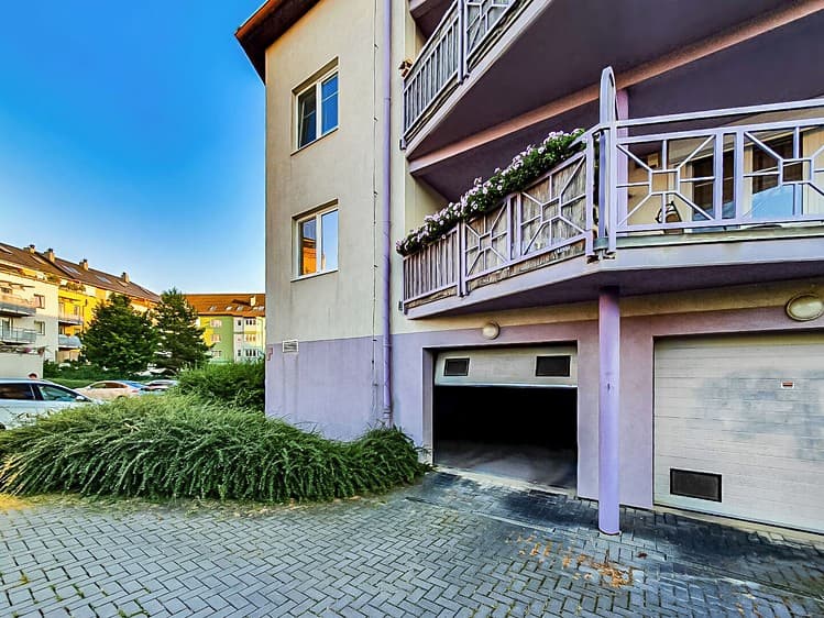 Pronájem garážového stání 18 m²