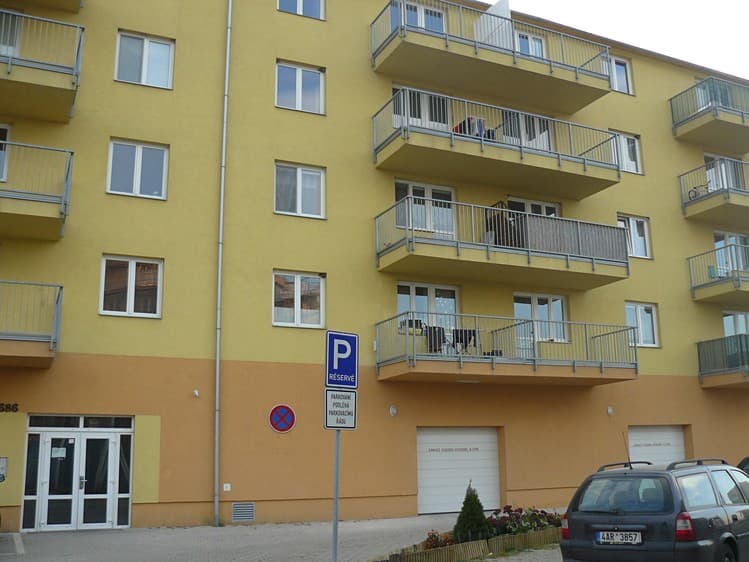 Pronájem garážového stání 14 m²