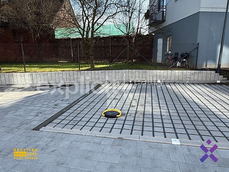 Pronájem garážového stání 13 m²