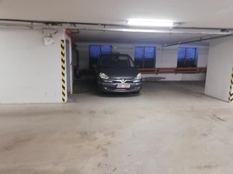 Pronájem garážového stání 17 m²