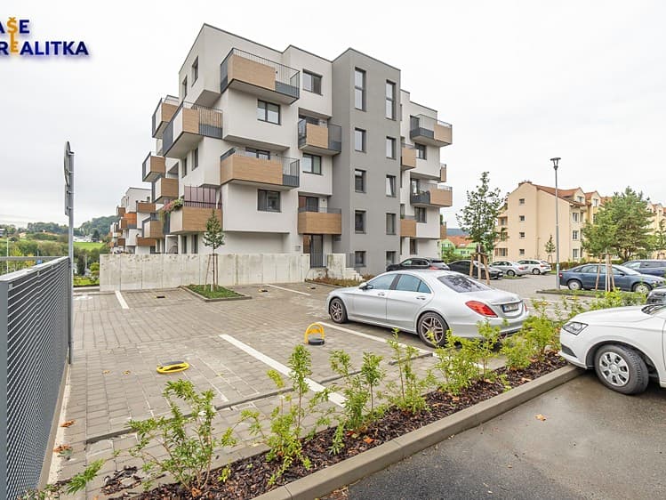 Pronájem garážového stání 12 m²