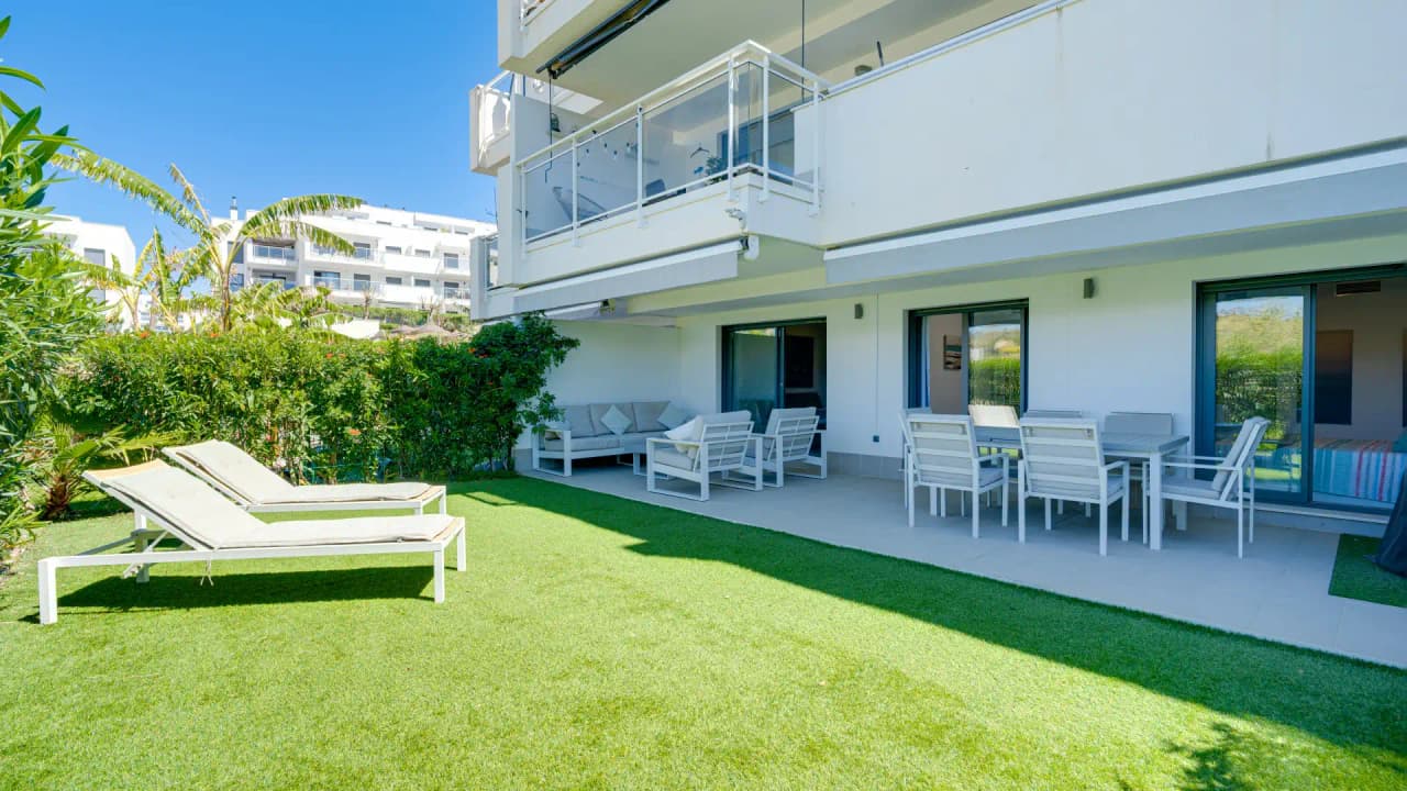 Este luminoso y espacioso apartamento de dos dormitorios en planta baja se encuentra idealmente dentro de la codiciada c